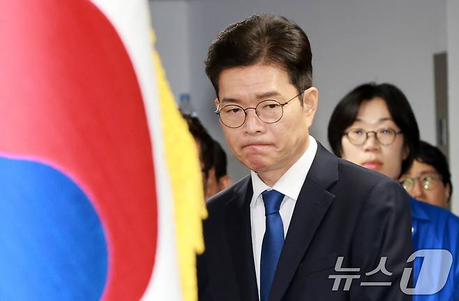 정원오 더불어민주당 서울시장 후보가 4일 오전 서울 중구 세종대로 캠프에서 제9회 전국동시지방선거 관련 입장을 밝히기 위해 이동하고 있다. (공동취재) 2026.6.4 ⓒ 뉴스1 안은나 기자