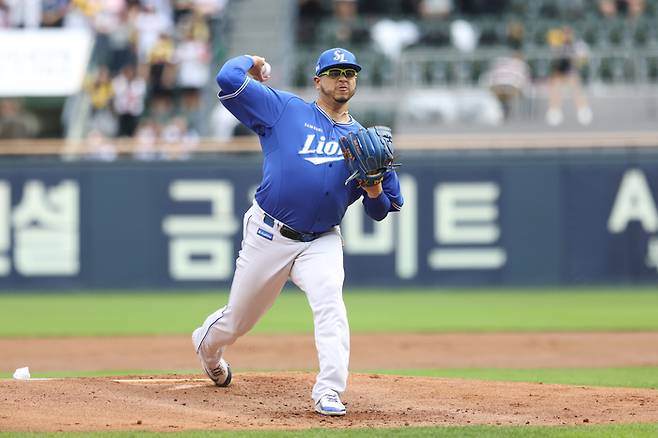 삼성 후라도가 25일 서울 잠실구장에서 열린 2026 KBO리그 정규시즌 LG전에 선발 등판해 역투하고 있다. 사진 | 삼성 라이온즈