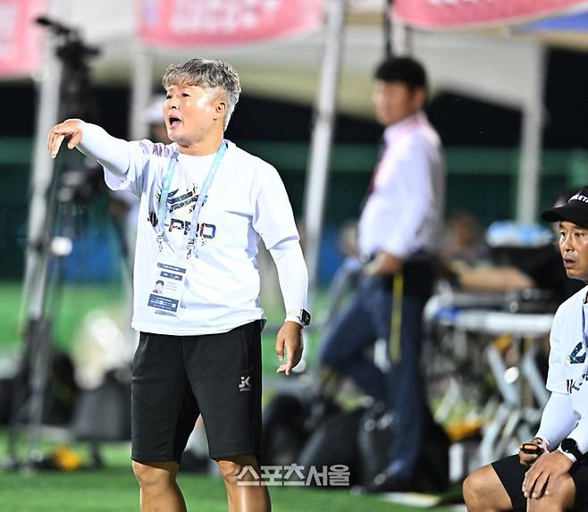 부산 SAHAWFCU12 정수진 감독이 25일 합천 군민체육공원에서 열린 ‘2026 스포츠케이션 명품도시 합천에서 펼쳐지는 제34회 여왕기 전국여자축구대회’ 초등부 경남 남강초와 경기에서 작전 지시를 하고 있다.   2026. 6. 25. 합천 | 최승섭기자 thunder@sportsseoul.co