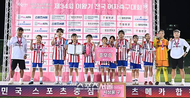 초등부 준우승을 차지한 부산 SAHAWFCU12 선수단이 25일 합천 군민체육공원에서 열린 ‘2026 스포츠케이션 명품도시 합천에서 펼쳐지는 제34회 여왕기 전국여자축구대회’ 시상식에서 환호하고 있다.  2026. 6. 25. 합천 | 최승섭기자 thunder@sportsseoul.com