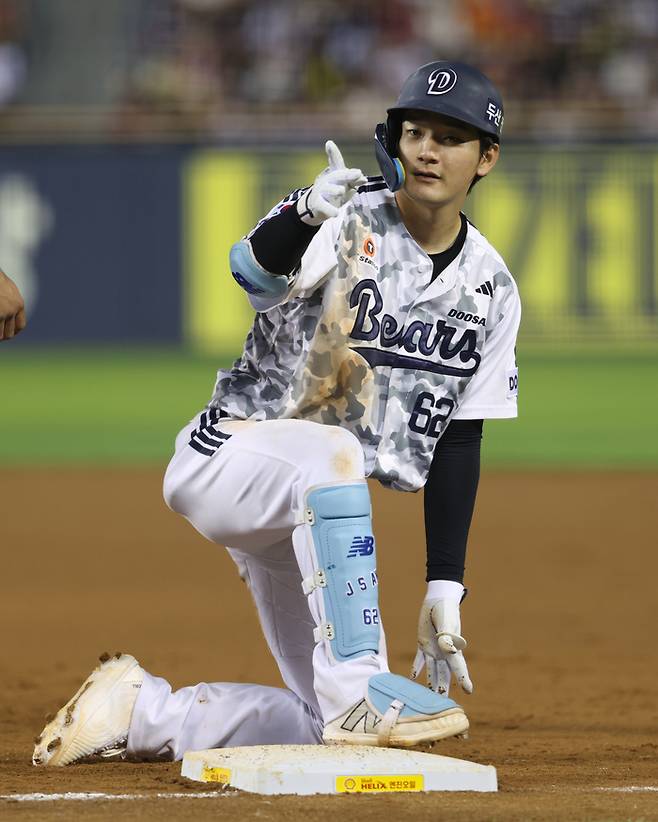 두산 안재석이 26일 잠실구장에서 열린 2026 KBO리그 정규시즌 KIA전에서 6회말 적시타를 때린 후 세리머니 하고 있다. 사진 | 두산 베어스