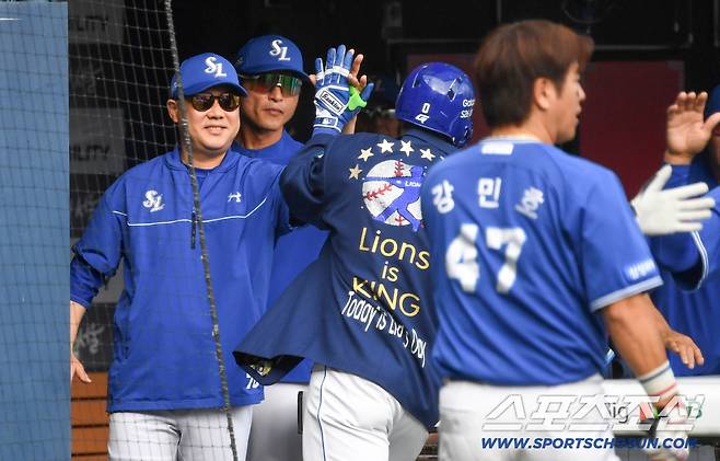 25일 잠실구장에서 열린 LG와 삼성의 경기. 1회초 무사 1,2루 삼성 디아즈가 스리런포가 터지자 박진만 감독이 기뻐하고 있다. 잠실=박재만 기자 pjm@sportschosun.com