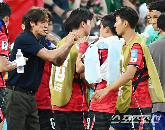 25일(한국시각) 멕시코 몬테레이 인근 과달루페의 에스타디오 몬테레이에서 열린 2026 북중미 월드컵 대한민국과 남아공의 경기. 하이드레이션 브레이크때 홍명보 감독이 손흥민에 작전지시를 하고 있다. 과달루페(멕시코)=허상욱 기자wook@sportschosun.com/2026.06.25/
