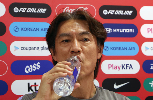 홍명보 축구 국가대표팀 감독이 25일(현지시간) 멕시코 과달라하라 인근 사포판에 위치한 베이스캠프 훈련장 치바스 바예 베르데에서 회복 훈련 전 기자회견에서 물을 마시고 있다. /뉴시스