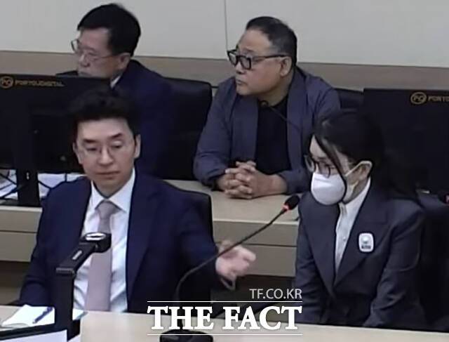 공직 청탁과 함께 금품을 받은 이른바 '매관매직' 혐의로 재판에 넘겨진 김건희 여사가 26일 오후 서울 서초구 서울중앙지방법원에서 열린 1심 선고 공판에 참석하고 있다. /KNN 유튜브 영상 캡쳐