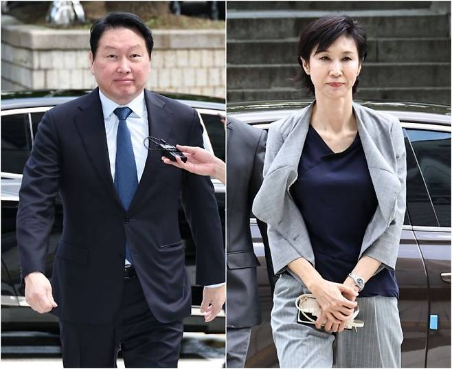 최태원 SK그룹 회장(왼쪽)과 노소영 아트센터 나비 관장이 26일 서울 서초구 서울중앙지방법원에서 열린 재산 분할 파기환송심 2차 변론기일에 출석하기 위해 법정으로 향하고 있다. 연합뉴스
