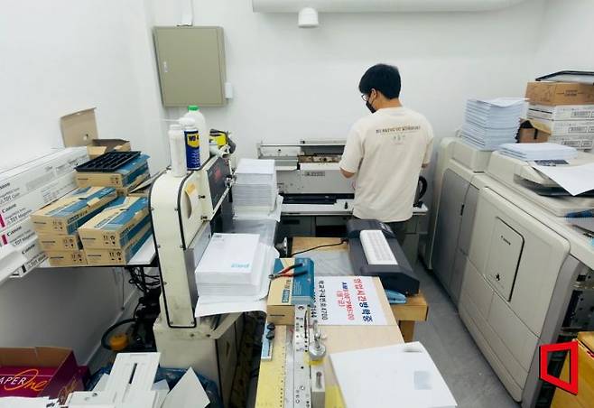 서울 성동구 한양대학교 동문회관 1층에 위치한 제본집에서 직원이 제본 작업을 하고 있다. 이곳을 운영하는 공유덕씨는 "매년 매출이 20~30%씩 감소하고 있다"고 토로했다. 박호수 기자
