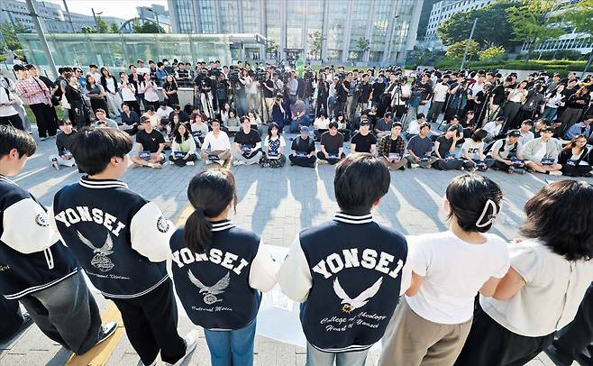 지난 10일 오후 서울 서대문구 연세대에서 학생들이 6·3 지방선거 투표용지 부족 사태를 규탄하는 ‘시국 선언’을 하고 있다. /연합뉴스