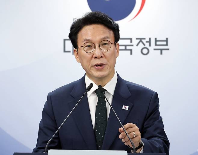 김민석 국무총리가 25일 서울 종로구 정부서울청사에서 열린 검찰개혁 관련 현안 브리핑에서 "검찰 보완수사권 폐지를 정부의 기본 입장으로 최종 정리했다"고 밝히고 있다. /연합뉴스