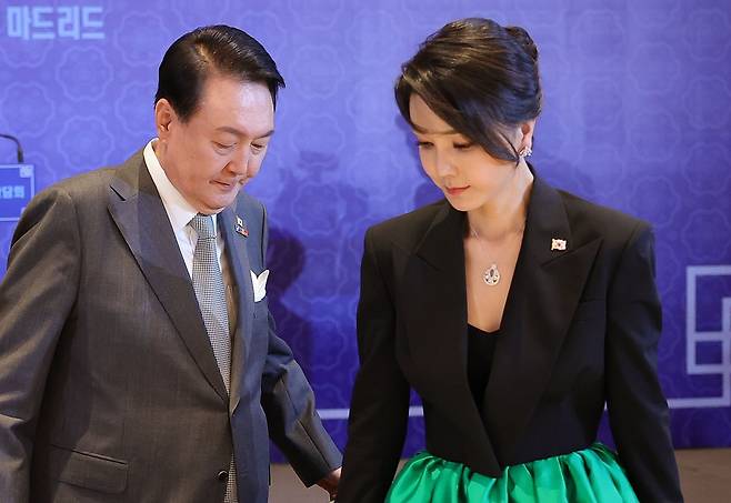 윤석열 전 대통령과 김건희 여사가 지난 2022년 6월 29일(현지시간) 스페인 마드리드의 한 호텔에서 열린 동포 초청 만찬간담회에 참석한 모습. 당시 김 여사가 착용한 목걸이가 반클리프 앤 아펠 제품으로 추정된다. /대통령실사진기자단