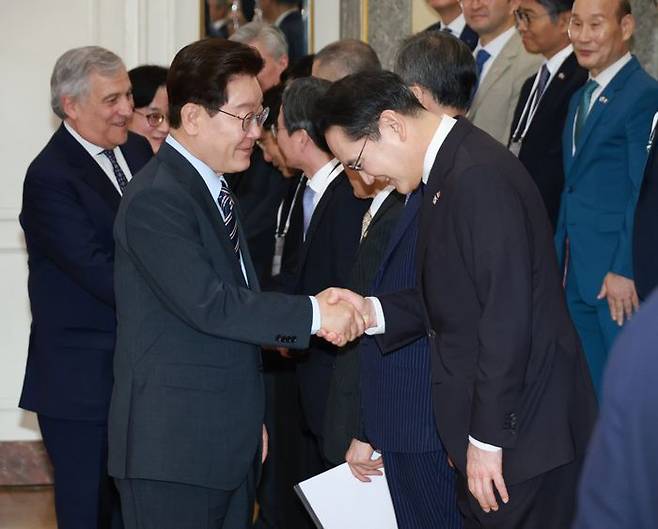 G7 정상회의 참석 계기 이탈리아를 국빈 방문 중인 이재명 대통령이 12일(현지 시간) 로마 한 호텔에서 열린 한-이탈리아 비즈니스 라운드 테이블에서 이재용 삼성전자 회장과 악수하고 있다. ⓒ뉴시스