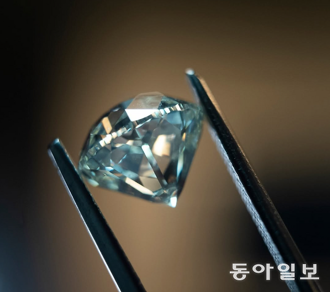 이 작고 반짝이는 돌에 사람들은 계속 열광할 수 있을까. 드비어스그룹 홈페이지