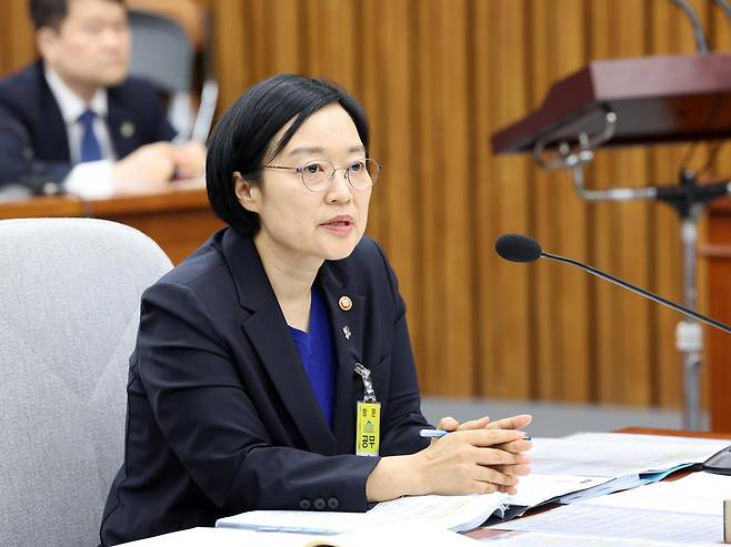 한성숙 국무총리 후보자가 26일 오전 서울 여의도 국회에서 열린 인사청문회에서 의원 질의에 답하고 있다. 뉴스1