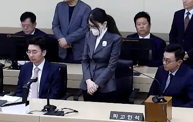 김건희 여사가 26일 서울 서초구 중앙지방법원에서 열린 특정범죄가중처벌등에관한법률위반(알선수재) 부정청탁및금품등수수의금지에관한법률위반 증거인멸 등에 대한 선고 공판에 출석하고 있다. 2026.6.26 서울중앙지법 생중계
