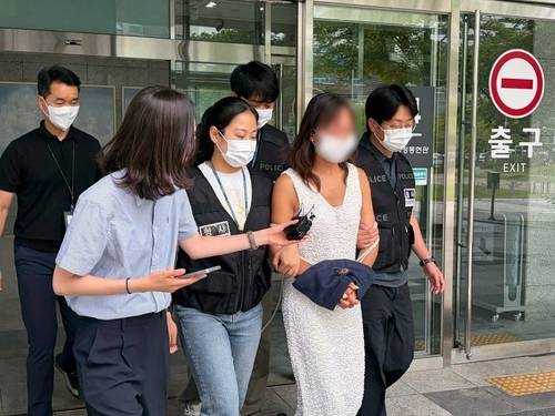 잠실 개표소 봉쇄 시위에서 경찰에게 침 뱉은 김모씨 구속심사 [연합뉴스]