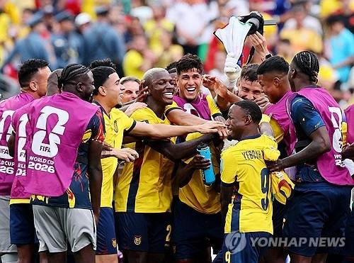 승리 자축하는 에콰도르 선수들 [로이터통신=연합뉴스]
