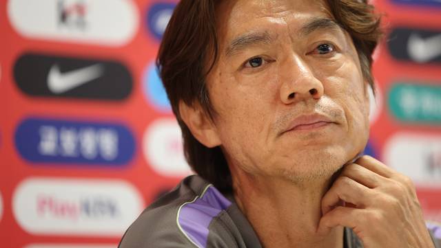 2026 북중미 월드컵 A조 조별리그 3차전에서 남아공에 패해 32강 합류를 위해 다른 조의 결과를 기다리고 있는 한국 축구국가대표팀이 25일(현지시간) 팀 베이스캠프인 멕시코 과달라하라로 돌아와 사포판 치바스 바예 베르데에서 회복훈련을 했다. 훈련에 앞서 갖은 기자회견에서 홍명보 감독이 기자의 질문을 듣고 있다. [연합뉴스]