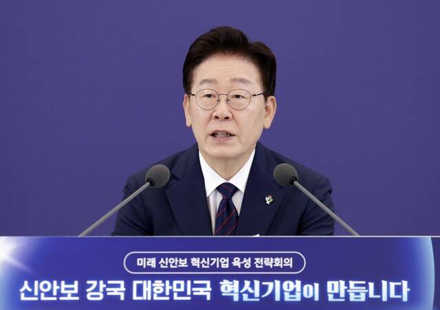 이재명 대통령이 26일 청와대에서 열린 ‘미래신안보 혁신기업 육성전략\' 회의에서 발언하고 있다. 연합뉴스