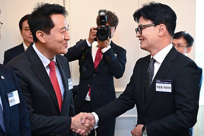 오세훈 서울시장과 한동훈 무소속 의원이 지난 16일 2026 국민공공정책포럼에 참석해 인사하고 있다. 국민일보 제공