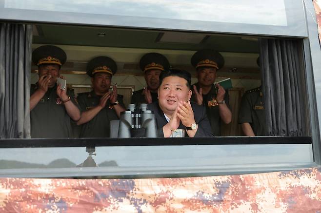 북한 노동신문은 김정은 북한 국무위원장이 25일 국방 발전 5개년 목표 수행을 위한 중요 무기 시험을 참관하고 개량형 240㎜ 방사포와 전술탄도미사일, 155㎜ 자행평곡사포용 사거리 연장탄의 성능을 점검했다고 26일 보도했다. 노동신문 뉴스1