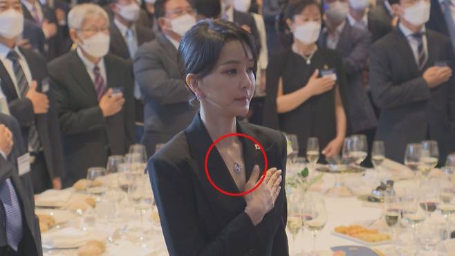 반클리프 목거리를 착용한 김건희 여사