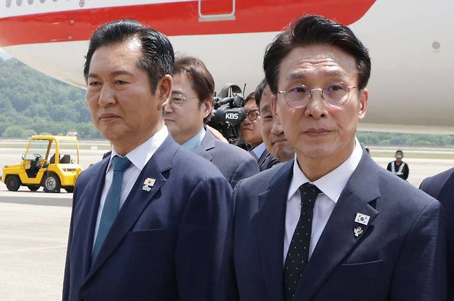 김민석 국무총리와 정청래 민주당 대표 등이 지난 18일 경기 성남 서울공항에서 주요 7개국(G7) 정상회의 일정을 마치고 귀국한 이재명 대통령을 영접하고 있다. [청와대사진기자단]