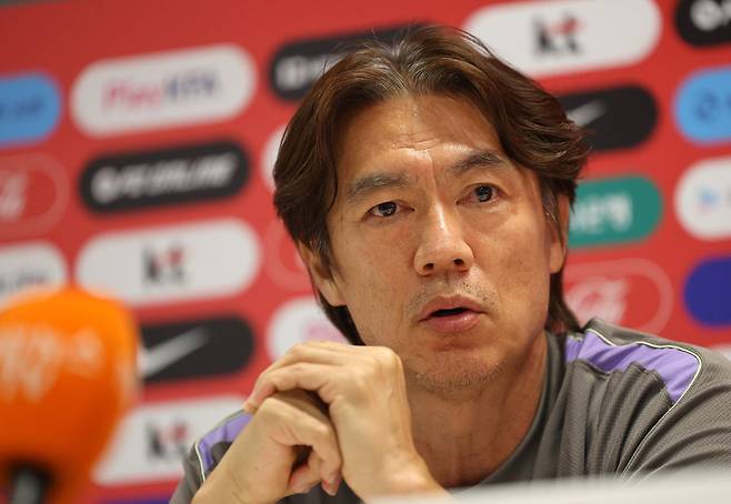2026 북중미 월드컵 A조 조별리그 3차전에서 남아공에 패해 32강 합류를 위해 다른 조의 결과를 기다리고 있는 한국 축구국가대표팀이 25일(현지시간) 팀 베이스캠프인 멕시코 과달라하라로 돌아와 사포판 치바스 바예 베르데에서 회복훈련을 했다. 훈련에 앞서 홍명보 감독이 기자의 질문에 답하고 있다. 연합뉴스