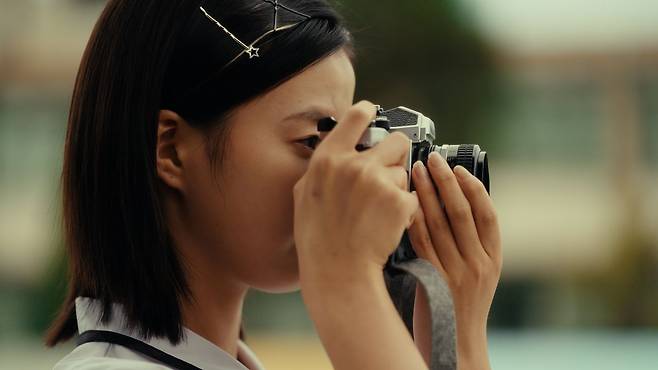 영화 ‘여름의 카메라’에서 주인공 여름은 학교 운동장에서 축구부 에이스 연우를 보고 첫눈에 반해 카메라를 든다. 사진 싸이더스