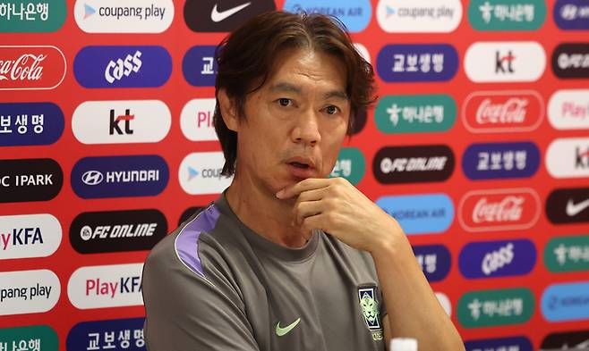 답변하고 있는 홍명보 축구대표팀 감독. 연합뉴스