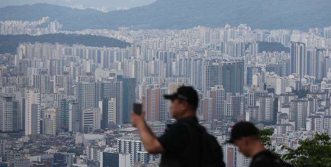 서울 남산 공원에서 내려다본 도심지역에 아파트가 즐비하다. [이승환기자]