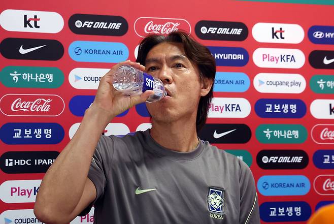 홍명보 축구 국가대표팀 감독이 25일(현지 시간) 멕시코 과달라하라 인근 사포판에 위치한 베이스캠프 훈련장 치바스 바예 베르데에서 회복 훈련 전 기자회견에서 물을 마시고 있다. 대표팀은 전날 남아프리카공화국과의 월드컵 조별리그 3차전에서 0-1으로 패배했다. [뉴시스]