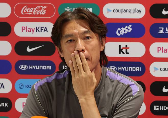 대한민국 축구 대표팀의 2026 국제축구연맹(FIFA) 북중미 월드컵 32강 진출이 불투명해진 가운데 홍명보 감독이 남아프리카공화국(남아공)전 패배 이후 불거진 선수단 내분설에 선을 그었다. 사진은 26일(한국 시간) 멕시코 과달라하라 인근 대한민국 축구대표팀의 베이스캠프 훈련장인 사포판 치바스 바예 베르데에서 훈련에 앞서 인터뷰를 하는 홍명보 감독. /사진=뉴스1