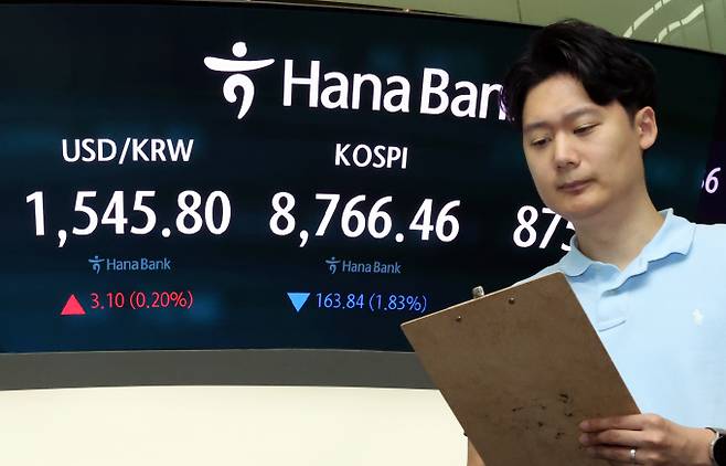 코스피와 코스닥이 26일 오후 동반 내림세다. 사진은 이날 오전 서울 중구 하나은행 딜링룸. /사진=뉴스1