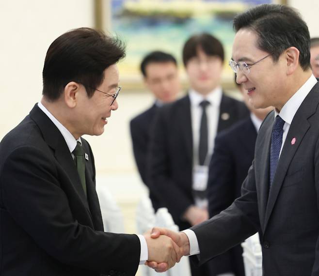 이재명 대통령이 지난 2월4일 청와대에서 열린 청년일자리와 지방투자 확대를 위한 기업간담회에 입장하며 이재용 삼성전자 회장과 악수하고 있다. / 사진=뉴시스