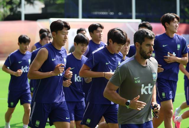 한국 축구 국가대표팀 선수들이 25일 멕시코 과달라하라 인근 사포판에 위치한 베이스캠프 훈련장 치바스 바예 베르데에서 훈련하고 있다. 뉴시스