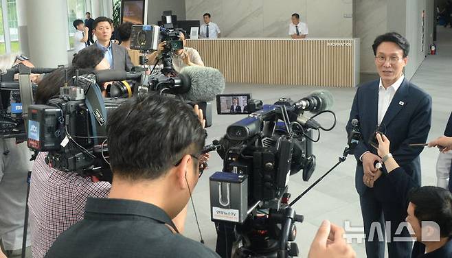 [정읍=뉴시스] 김얼 기자 = 김민석 국무총리가 25일 전북 정읍시 아우름캠퍼스에서 열린 더불어민주당 전북특별자치도당 당선인 워크숍에 참석해 기자단과 인터뷰를 하고 있다. 2026.06.25. pmkeul@newsis.com