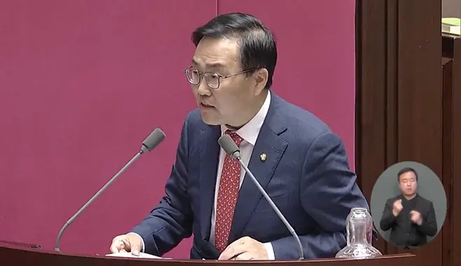 홍 전 의원은 해당 선거사무원 급여 지급에 관여하지 않았다고 주장했으나 받아들여지지 않았다. 1심과 항소심 재판부는 홍 전 의원이 미신고 선거사무원이 선거운동에 관여하고 있음을 인지하고 있었고, 급여 지급에 대한 결정 권한도 홍 전 의원에게 있었다고 봤다. (출처: 국회 영상회의록)