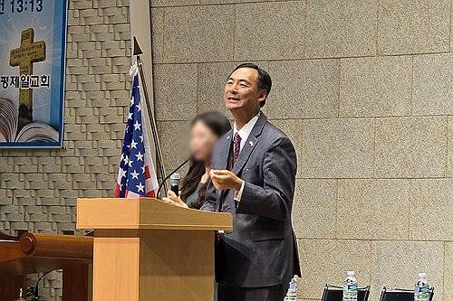 설교하는 모스 탄 [연합뉴스 제공]