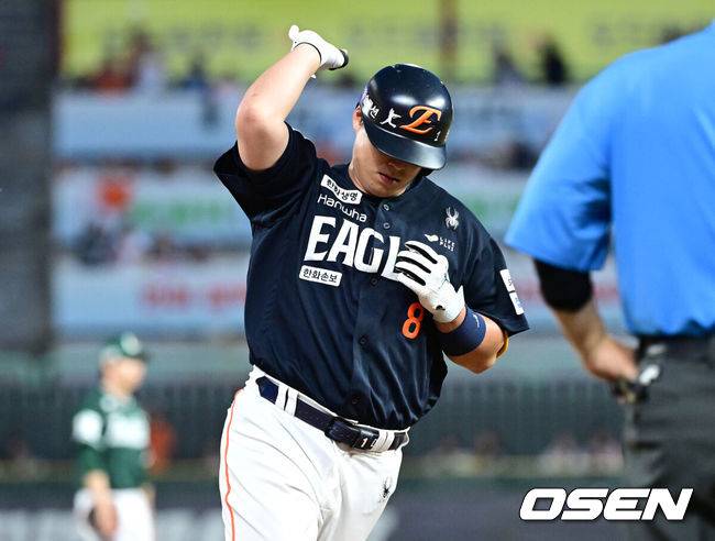[OSEN=인천, 최규한 기자] 26일 인천 SSG랜더스필드에서 ‘2026 신한 SOL Bank KBO리그’ SSG 랜더스와 한화 이글스의 경기가 열렸다.홈팀 SSG는 토마스 해치, 방문팀 한화는 왕옌청을 선발로 내세웠다.6회초 2사 2루 상황 한화 노시환이 달아나는 중월 투런포를 날리고 그라운드를 돌며 기뻐하고 있다. 2026.06.26 / dreamer@osen.co.kr