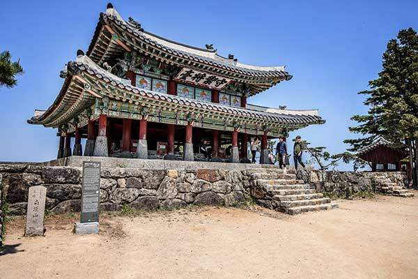 수어장대. 성인 허리 높이까지 올린 팔각형의 주춧돌이 일품이다.