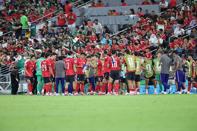 대한민국 축구국가대표팀 손흥민을 비롯한 선수들이 24일(현지시간) 멕시코 몬테레이 스타디움에서 열린 2026 북중미 월드컵 A조 조별리그 3차전 대한민국과 남아프리카 공화국의 경기에서 후반전 하이드레이션 브레이크 시간을 갖고 있다. 뉴스1