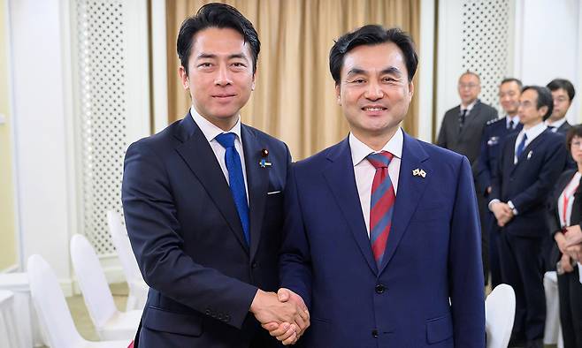안규백(오른쪽) 국방부 장관이 5월 30일 오후(현지시간) 싱가포르에서 열린 제23차 아시아안보회의에서 고이즈미 신지로 일본 방위대신과 회담 전 기념촬영을 하고 있다. 국방부 제공