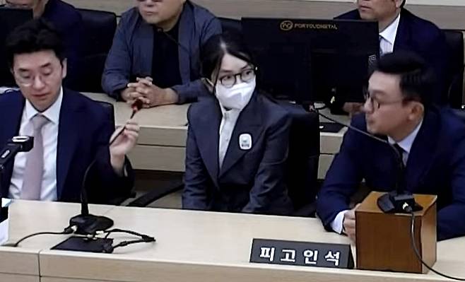 김건희 여사가 26일 서울 서초구 서울중앙지법에서 열린 특정범죄 가중처벌법상 알선수재 혐의 사건 선고 공판에 출석해 있다. 서울중앙지법 제공