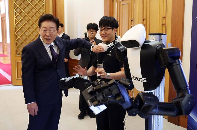 이재명 대통령이 26일 청와대에서 열린 미래 신안보 혁신기업 육성 전략회의에 앞서 휴머노이드 로봇을 시연하고 있다. 청와대사진기자단