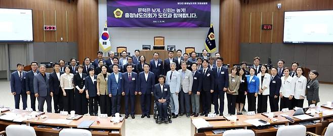 충남도의회 13대 당선인들이 지난 25일 도의회 본회의장에서 의정설명회를 마치고 기념촬영을 하고 있다. ⓒ충남도의회 제공