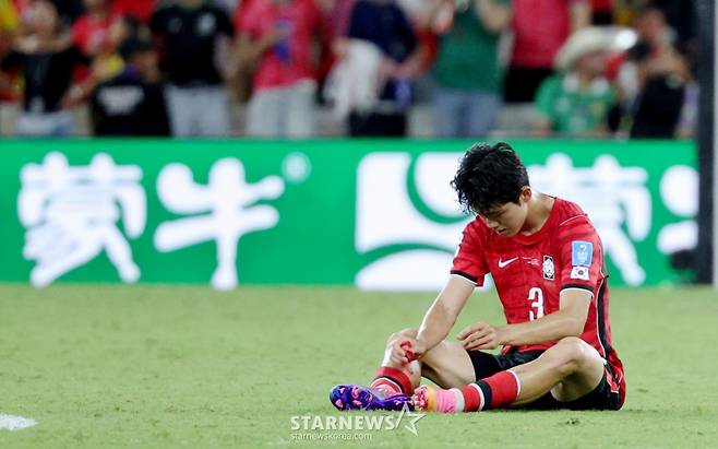 2026 북중미월드컵 A조 3차예선 대한민국 대 남아공 경기가 25일(한국시간) 멕시코 몬테레이 에스타디오 BBVA에서 열렸다. 후반전  선제골을 허용하며 남아공에 0-1로 패해 조3위에 머문  대표팀, 이기혁이 경기 후 주저앉아 있다. /사진=김진경 kim.jinkyung@
