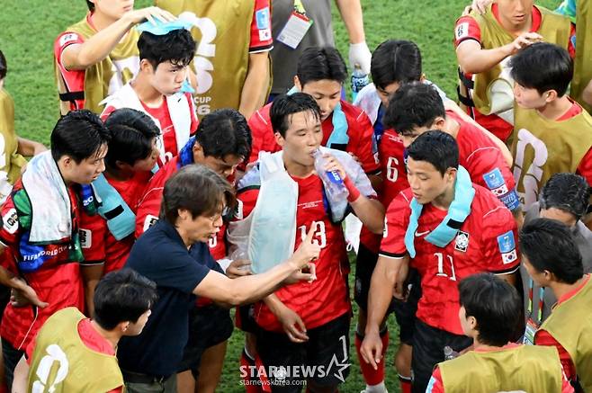 2026 북중미월드컵 A조 3차예선 대한민국 대 남아공 경기가 25일(한국시간) 멕시코 몬테레이 에스타디오 BBVA에서 열렸다.선수들 독려하는 홍명보 감독. /사진=김진경 kim.jinkyung@