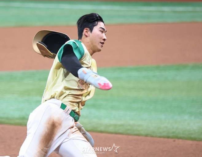 키움 1번타자 이주형이  12일 고척스카이돔에서 열린 2026 KBO리그 롯데자이언츠와 키움히어로즈의 경기 3회말 2사 1루 안치헝의 2루타 때 홈까지 내달려 득점하고  있다..  2026.04.12. /사진=강영조 cameratalks@