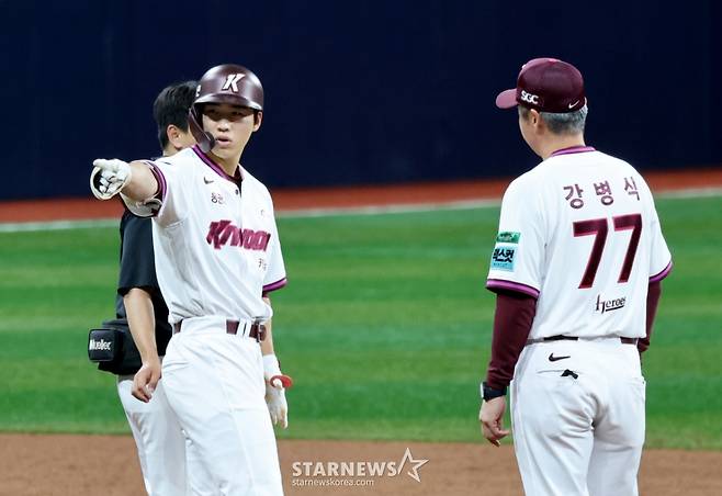 이주형(왼쪽)이  21일 고척스카이돔에서 열리는 2026KBO리그 키움히어로즈와 NC다이노스 경기 3회말 1사후 2루타로 출루하다 허벅지를 부여잡으려 햄스트링을 호소하고 있다. 2026.04.21. /사진=강영조 cameratalks@