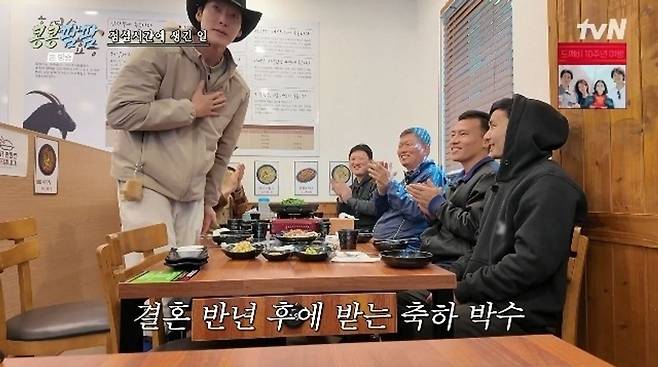 Actor Kim Woo-bin appeared on the tvN variety show Gago Farm, Hago Farm Animal Farm and personally revealed that he married Shin Min-a last year. While enjoying a farm stay at a ranch in Jeju, Kim Woo-bin shyly mentioned his marital status during a conversation with staff members, receiving congratulations from those around him.